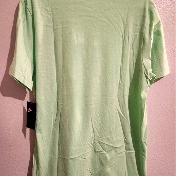 💚 NIKE short sleeve t- shirt BNWT - Picture 5 of 5